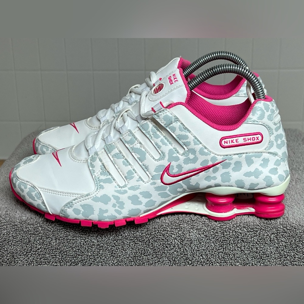 Nike Womens Shox NZ LE - 636088-110 - Size 8.5 White / Grey - Cheetah Pink NWOB